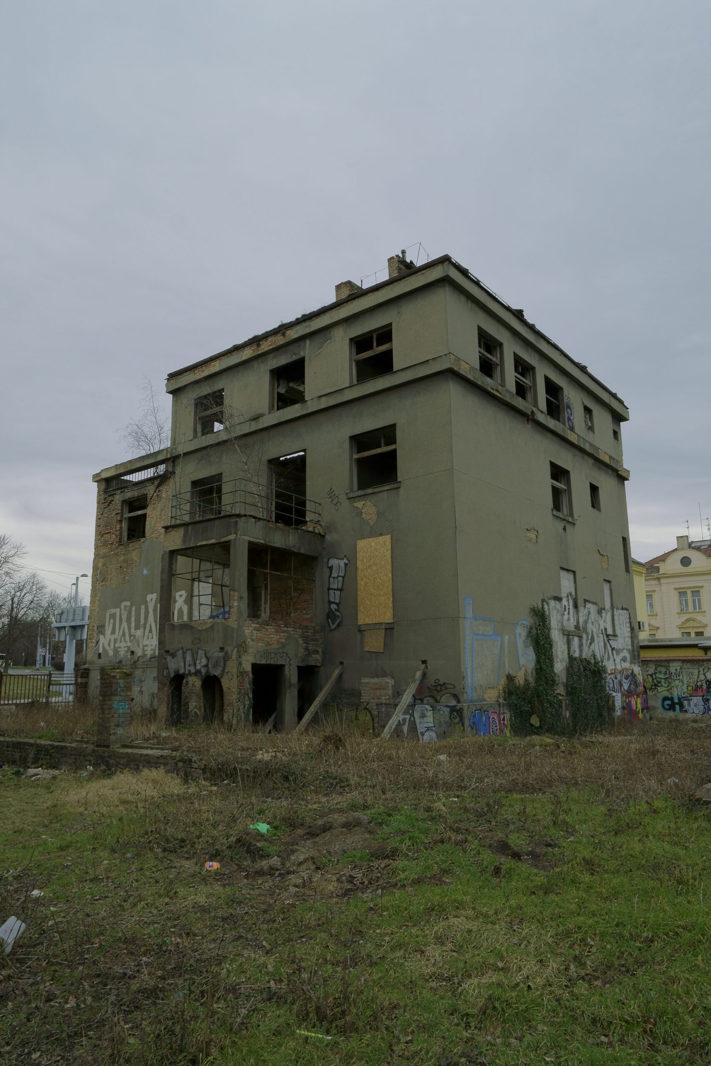 Chátrající funkcionalistická vila na Špejcharu v Praze 6